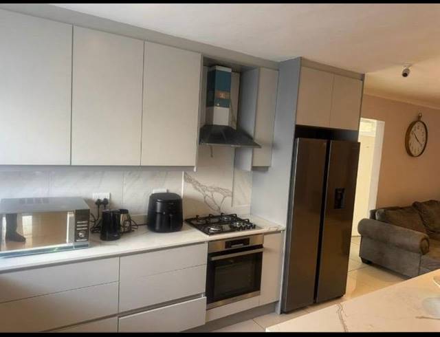 9 BEDROOM FREESTANDING FOR SALE IN TABLE VIEW